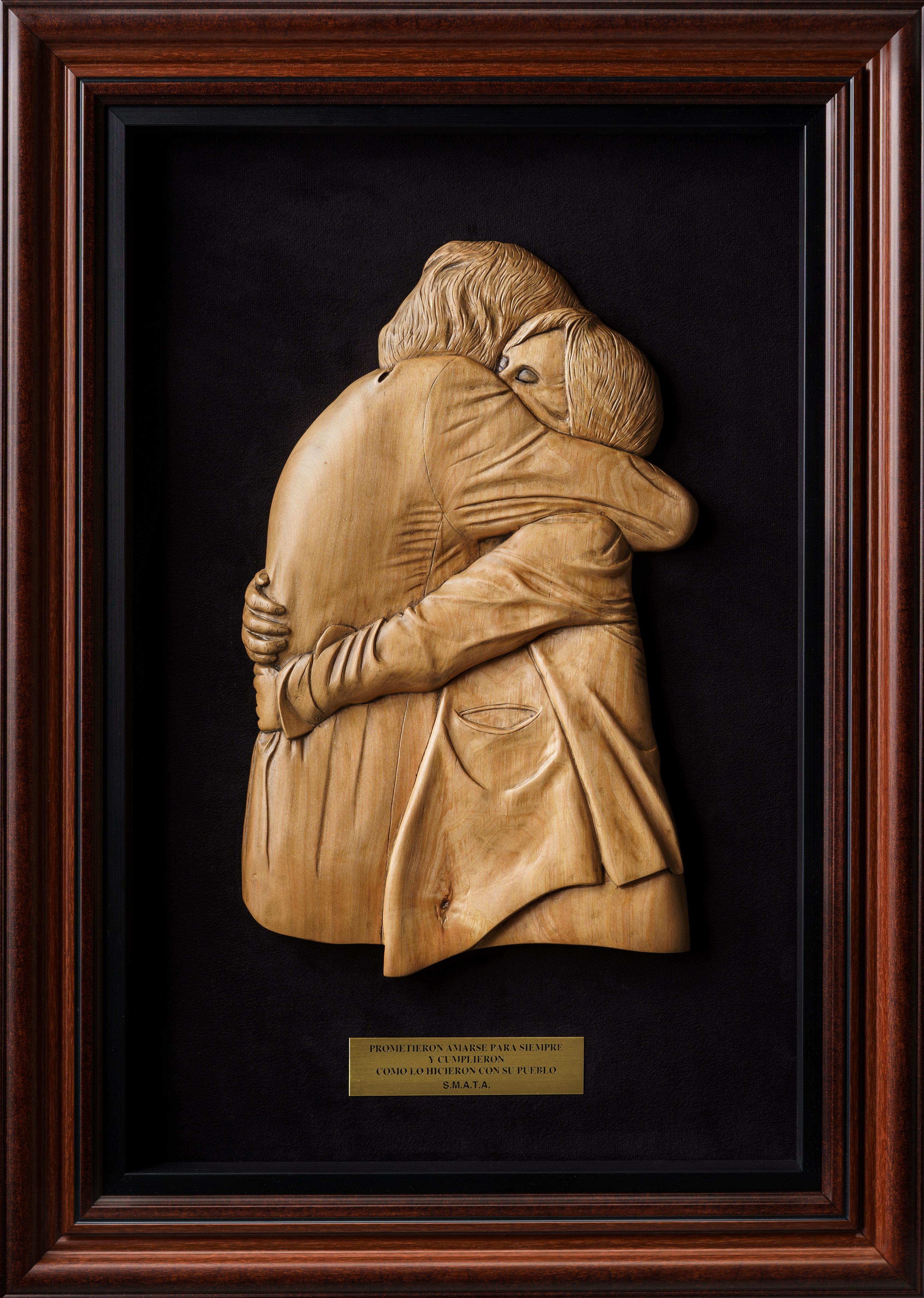 Mural escultórico 'Cristina y Néstor' tallado en madera de lenga, 67x46cm